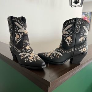 NEW Dingo Primrose Embroidered Boots, Black, 8